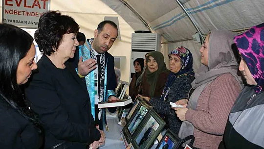 Sanatçı Hülya Koçyiğit Diyarbakır annelerini ziyaret etti