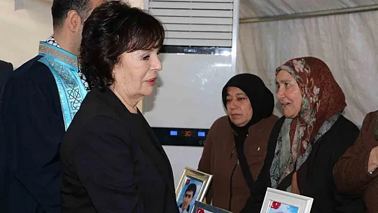 Sanatçı Hülya Koçyiğit Diyarbakır annelerini ziyaret etti