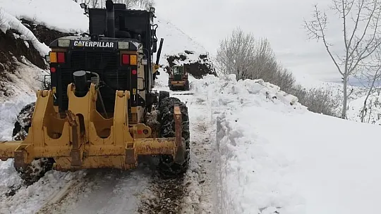 Sason'da kar kaplı yollar 3 gün sonra ulaşıma açıldı