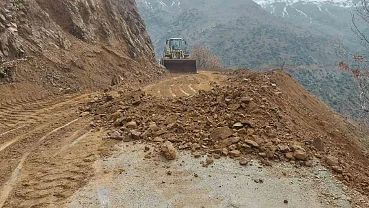 Sason'da köy yollarında genişletme çalışması başlatıldı