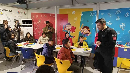 Selçuk Bayraktar'dan yıl dönümünde deprem bölgesine ziyaret