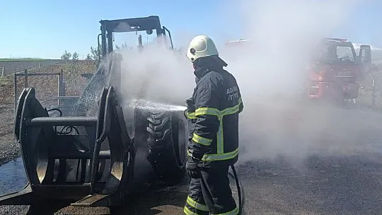 Seyir halindeki kepçe cayır cayır yandı