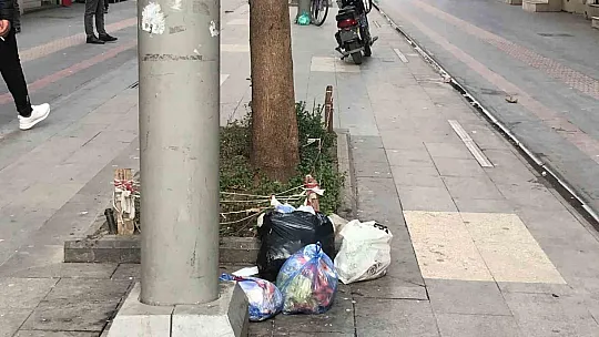 Seyyar satıcı yediği çekirdeklerin kabuklarını en yakın çöp kutusuna kadar cebinde taşıyor