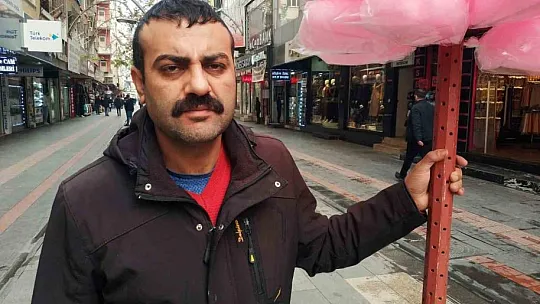 Seyyar satıcı yediği çekirdeklerin kabuklarını en yakın çöp kutusuna kadar cebinde taşıyor