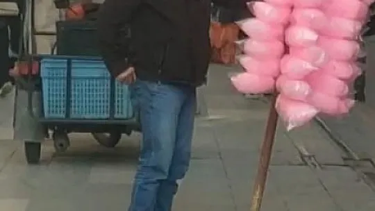 Seyyar satıcı yediği çekirdeklerin kabuklarını en yakın çöp kutusuna kadar cebinde taşıyor