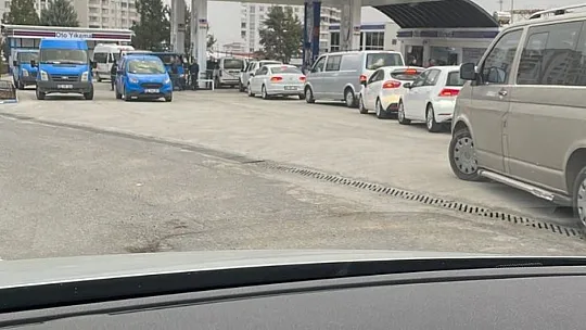 Siirt'te Akaryakıt istasyonlarında zam kuyruğu: Yurttaşlar akın etti!