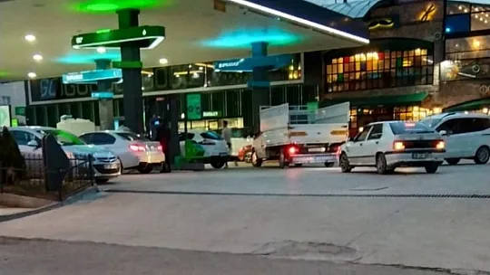 Siirt'te Akaryakıt istasyonlarında zam kuyruğu: Yurttaşlar akın etti!