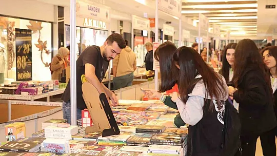 Siirt'te binlerce kitap okuyucusunun beğenisine sunuldu