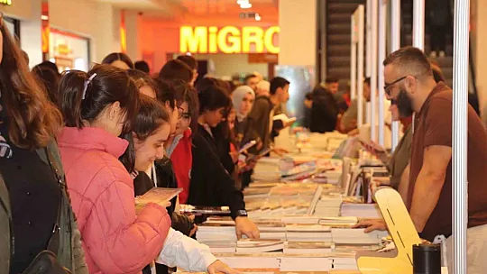 Siirt'te binlerce kitap okuyucusunun beğenisine sunuldu