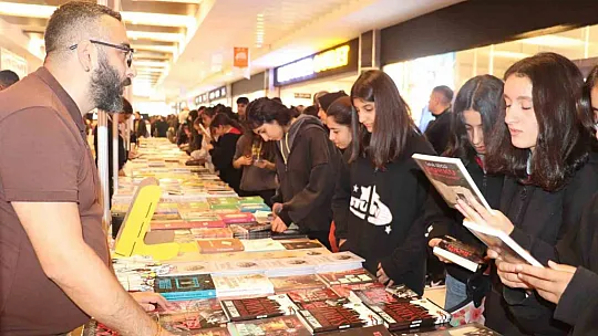 Siirt'te binlerce kitap okuyucusunun beğenisine sunuldu
