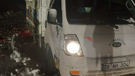 Siirt'te karda mahsur kalan kamyonet kurtarıldı