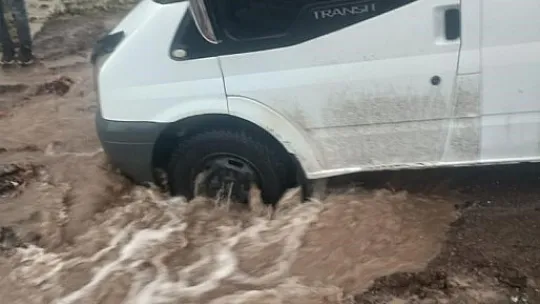 Siirt'te sağanak nedeniyle kapanan köy yolları ulaşıma açıldı