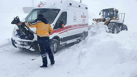 Siirt'te yolu kardan kapanan mezrada rahatsızlanan hamile kadın hastaneye ulaştırıldı