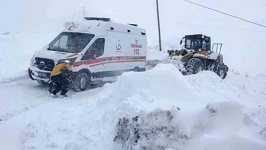 Siirt'te yolu kardan kapanan mezrada rahatsızlanan hamile kadın hastaneye ulaştırıldı
