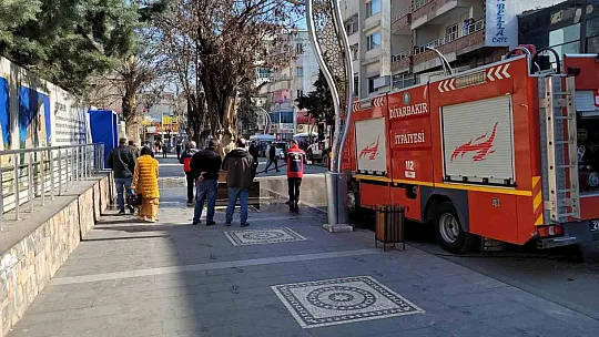 Silvan'da silahlı kavgada yoldan geçenler kurşunların hedefi oldu