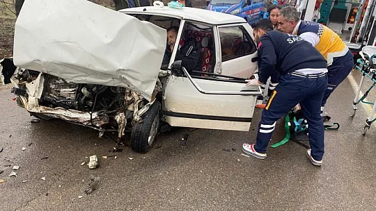 Sivil polis aracı ile otomobil çarpıştı