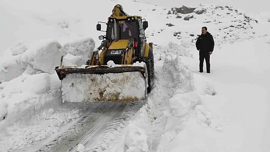 Sultan Dağı'nda kara saplanan minibüs ekiplerin yardımıyla kurtarıldı