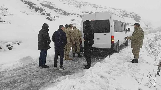Sultan Dağı'nda kara saplanan minibüs ekiplerin yardımıyla kurtarıldı