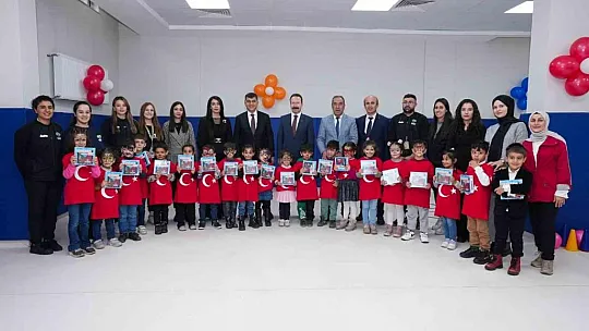 Sürpriz hediyeler, anaokulu öğrencilerini mutlu etti