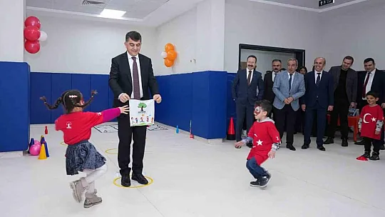 Sürpriz hediyeler, anaokulu öğrencilerini mutlu etti