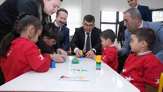 Sürpriz hediyeler, anaokulu öğrencilerini mutlu etti