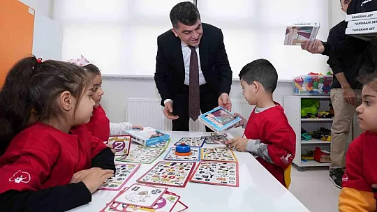 Sürpriz hediyeler, anaokulu öğrencilerini mutlu etti