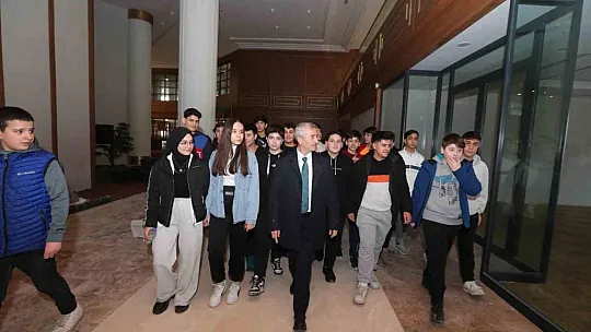 Tahmazoğlu gençlerle birlikte Millet Kütüphanesini gezdi