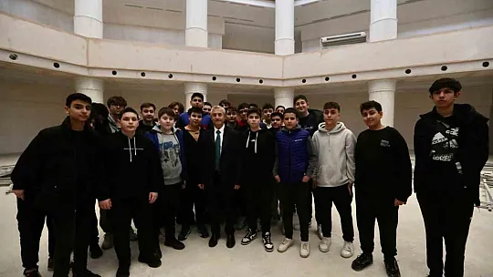 Tahmazoğlu gençlerle birlikte Millet Kütüphanesini gezdi