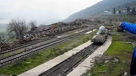 Tahrip olan tren istasyonu depremden 1 yıl sonra tekrar görüntülendi