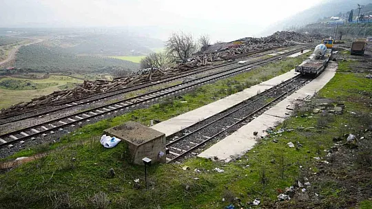 Tahrip olan tren istasyonu depremden 1 yıl sonra tekrar görüntülendi