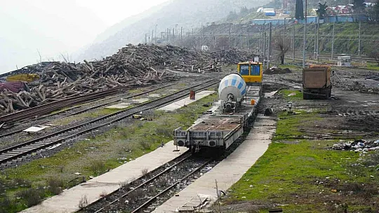 Tahrip olan tren istasyonu depremden 1 yıl sonra tekrar görüntülendi