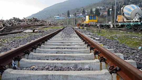 Tahrip olan tren istasyonu depremden 1 yıl sonra tekrar görüntülendi