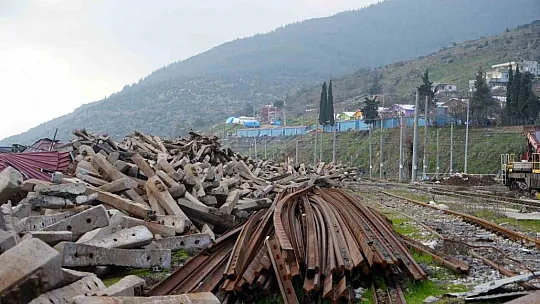 Tahrip olan tren istasyonu depremden 1 yıl sonra tekrar görüntülendi