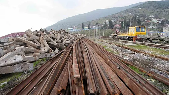 Tahrip olan tren istasyonu depremden 1 yıl sonra tekrar görüntülendi