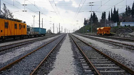 Tahrip olan tren istasyonu depremden 1 yıl sonra tekrar görüntülendi