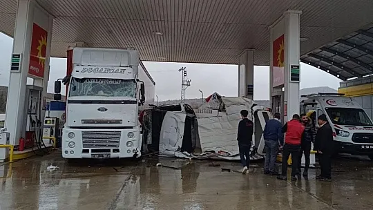 Takla atan minibüs akaryakıt istasyonuna girdi: 2 yaralı