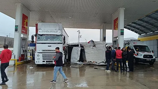 Takla atan minibüs akaryakıt istasyonuna girdi: 2 yaralı