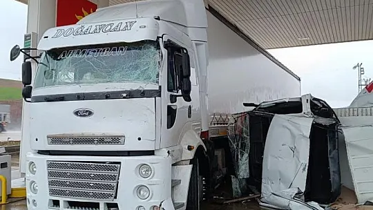Takla atan minibüs akaryakıt istasyonuna girdi: 2 yaralı
