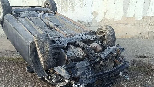 Takla atarak istinat duvarına çarptı