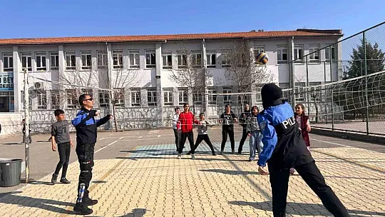 TDP Polisleri öğrencileri bilgilendirdi