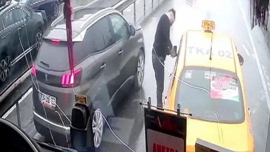 Ticari taksi şoförü 25 yolcunun hayatını tehlikeye attı