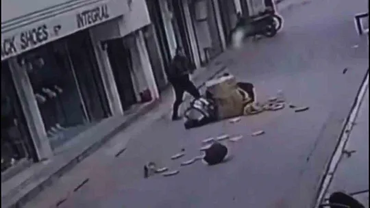 Trafiğe kapalı yola giren motokurye kaza yaptı