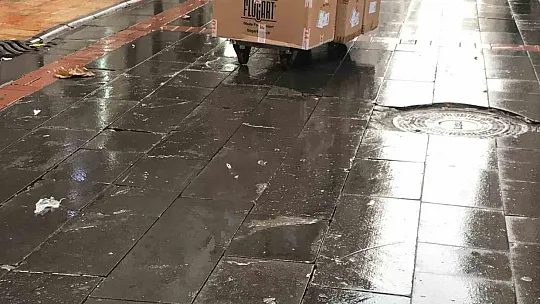 Trafiğe kapalı yola giren motokurye kaza yaptı