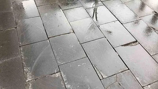 Trafiğe kapalı yola giren motokurye kaza yaptı