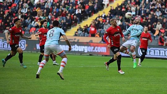 Trendyol Süper Lig: Gaziantep FK: 0 - Başakşehir: 0 (İlk yarı)