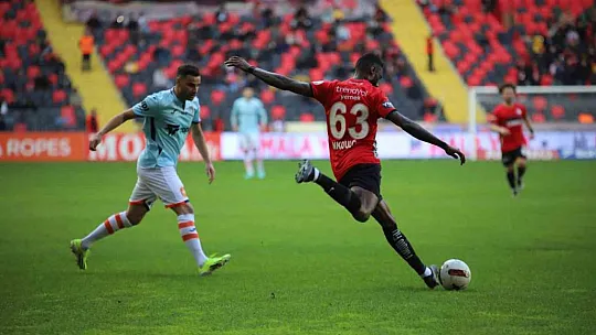 Trendyol Süper Lig: Gaziantep FK: 0 - Başakşehir: 0 (İlk yarı)