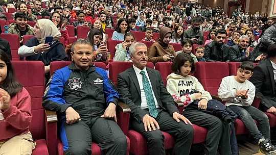 Türkiye'nin ilk astronotu Gaziantep'te öğrencilerle buluştu