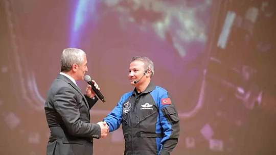 Türkiye'nin ilk astronotu Gaziantep'te öğrencilerle buluştu