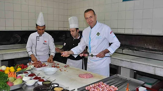 Ünlü şef Öztan'dan soğan kebabı önerisi
