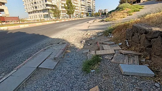 Siirt'te DEDAŞ'ın Yaptığı Çalışma Sonrası Kaldırımlar Kullanılamaz Hale Geldi